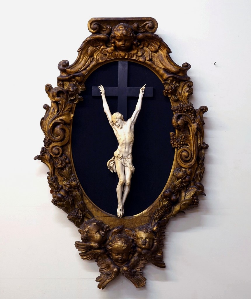 Christ janséniste Les bras à la verticale la tête dépourvue d épines reposant sur l'épaule droite Thorax