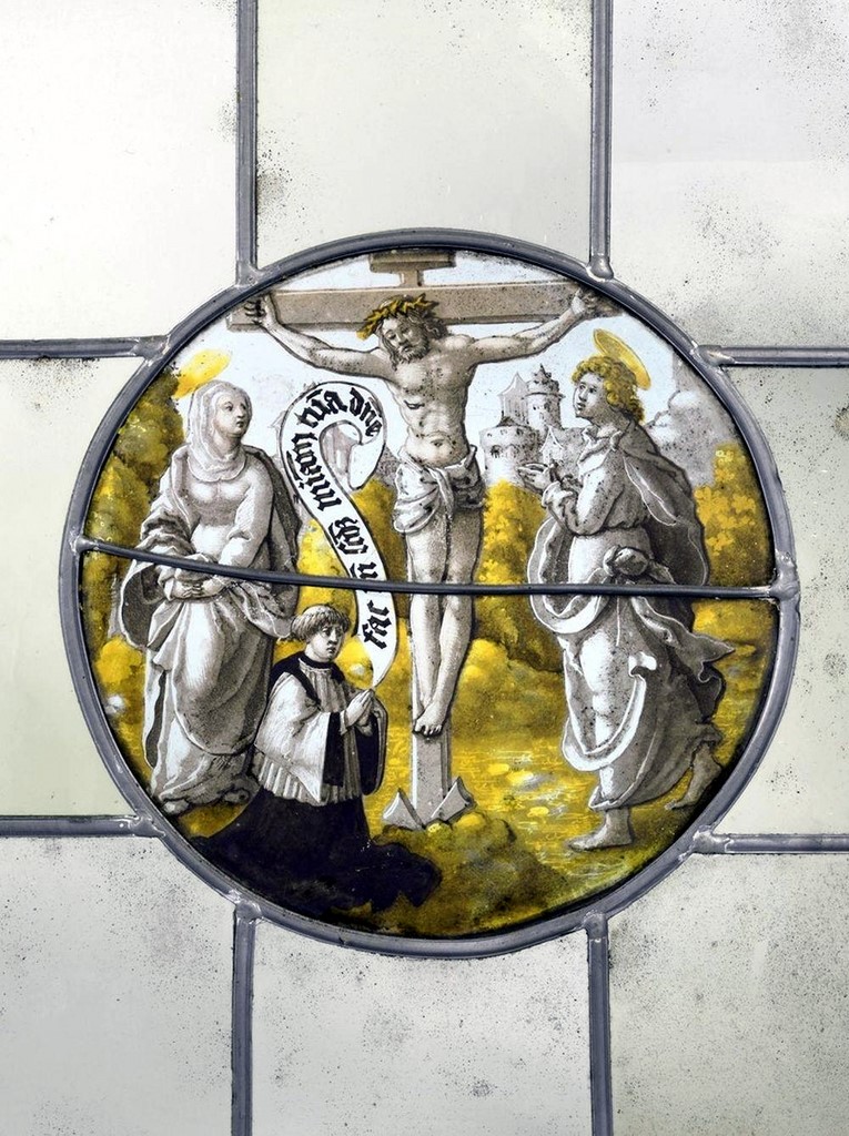 Crucifixion Rondel Verre en grisaille jaune d argent plomb Le Christ la Vierge Saint Jean et un donateur agenouillé en prière