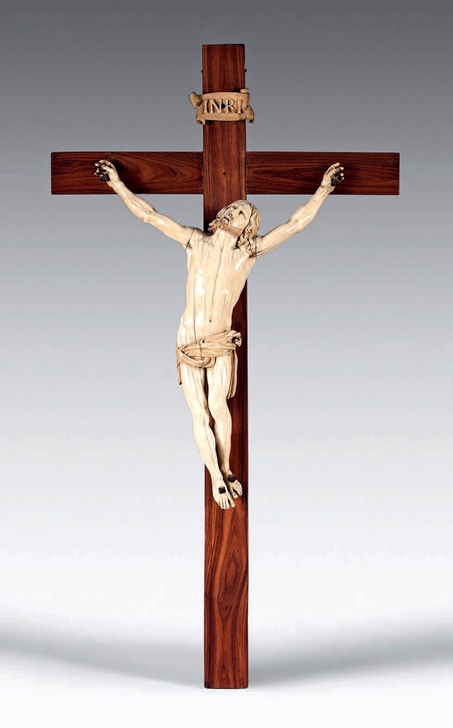 Grand Christ en croix en ivoire