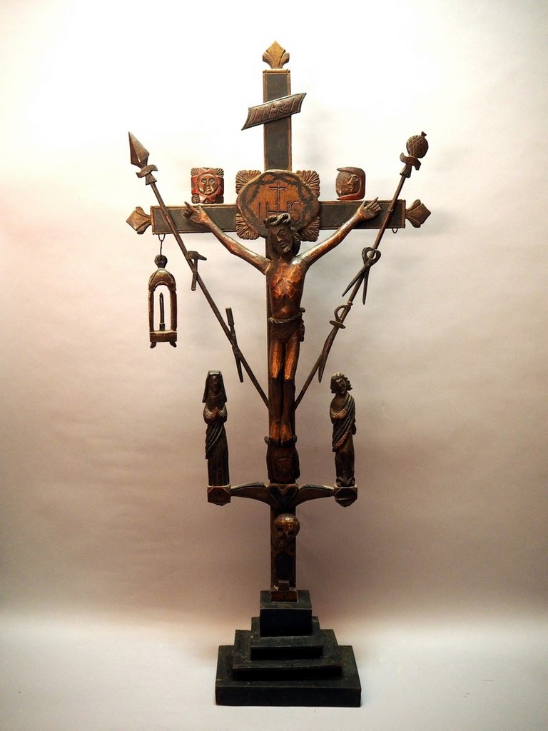 Grande croix de la passion, représentant le Christ en croix et les instruments de la passion
