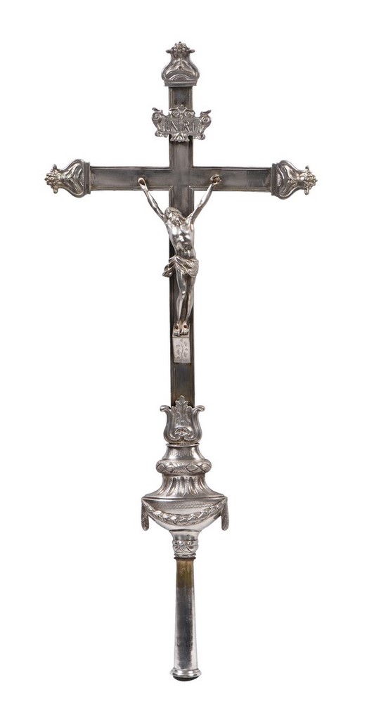Hampe de procession en bronze argenté à décor d'un Christ en croix