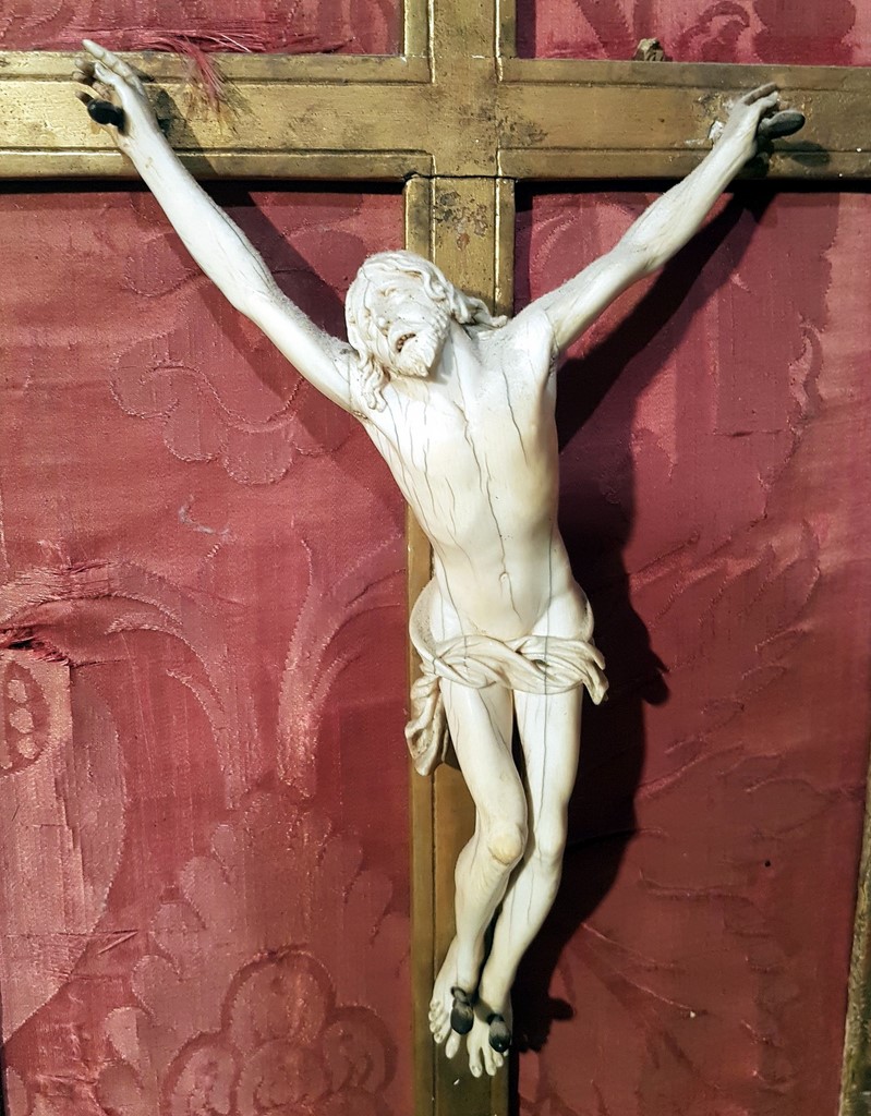 Christ en ivoire sculpté dans un encadrement en bois sculpté et doré à décor floral Régence. Epoque XVIIIème 