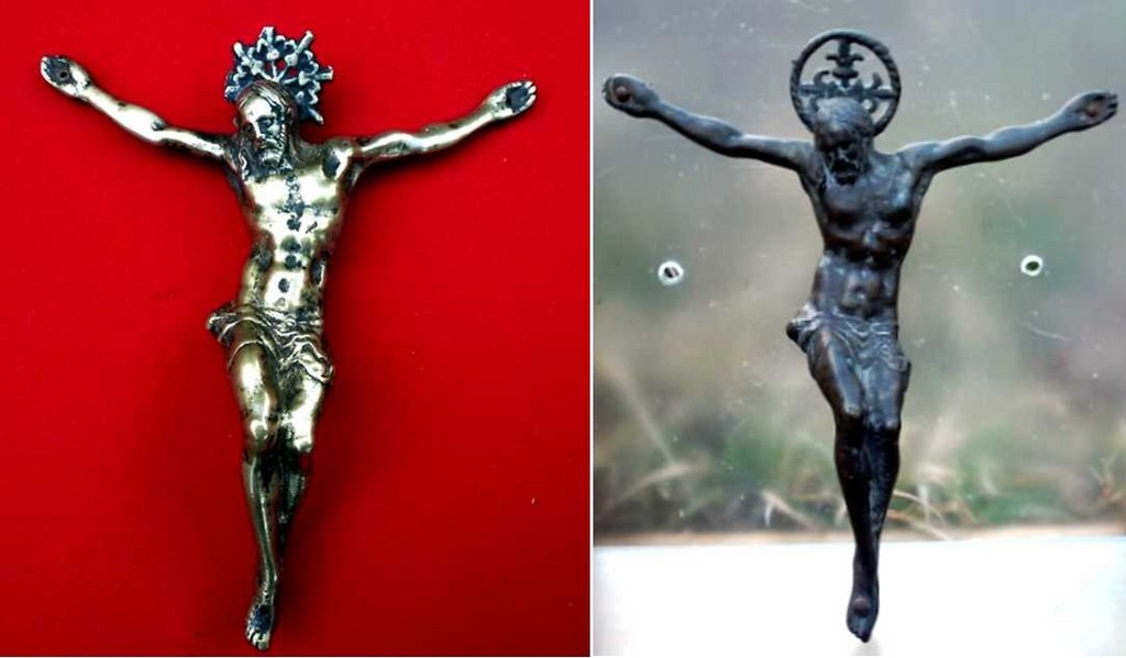 Christs en bronze avec une nimbe crucifère