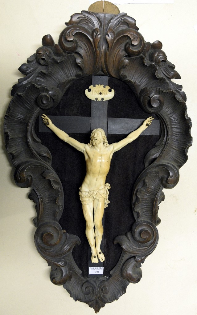 Très beau crucifix en ivoire, Christ expirant sur une croix en bois noirci du XVIIe siècle
