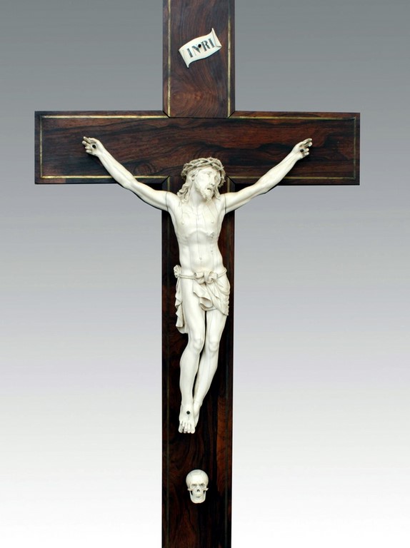 Important Christ en ivoire sculpté surmontant une tête de mort.jpg