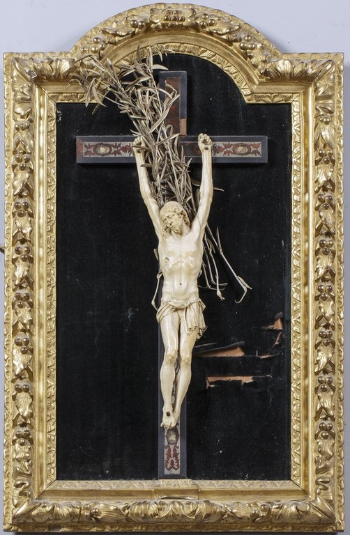 Tableau-crucifix avec Christ en ivoire sculpté et croix en ébène et placage d'écaille et d'étain