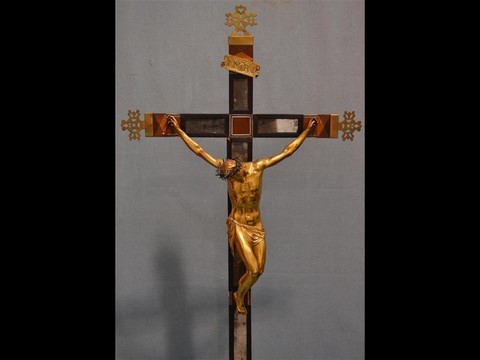 CHRIST en bronze doré sur une croix en bois noirci et marqueté bronze doré