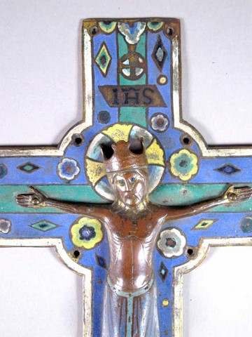 Plaque centrale d'une croix en cuivre champlevé, émaillé bleu et doré. En applique, un Christ en cuivre champlevé