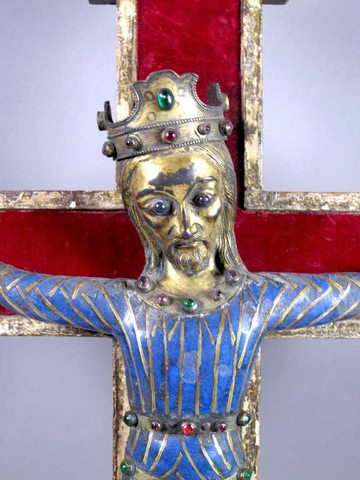 Important Christ d'applique en cuivre repoussé, champlevé, ciselé émaillé et doré