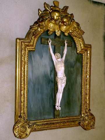 Christ dît de type janséniste en ivoire d'une seule pièce - cadre en bois sculpté et doré -