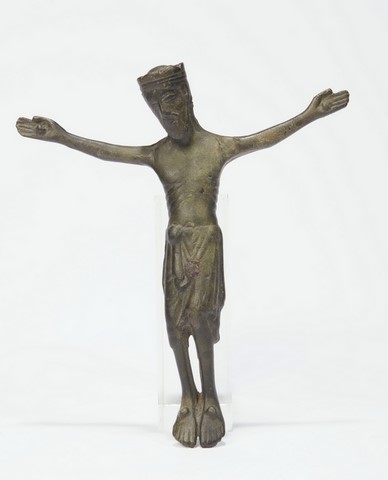 CHRIST COURONNE en bronze A patine de fouille, ses jambes sont légèrement fléchies 