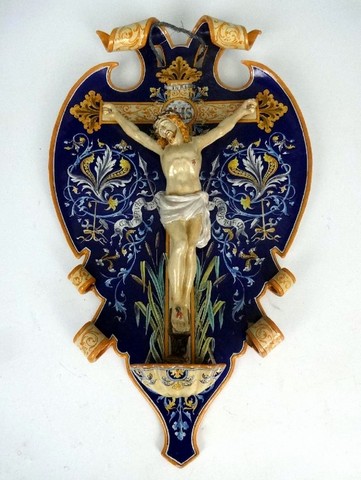 BLOIS – ULYSSE  Bénitier en faïence polychrome à fond bleu représentant un Christ sur la croix 