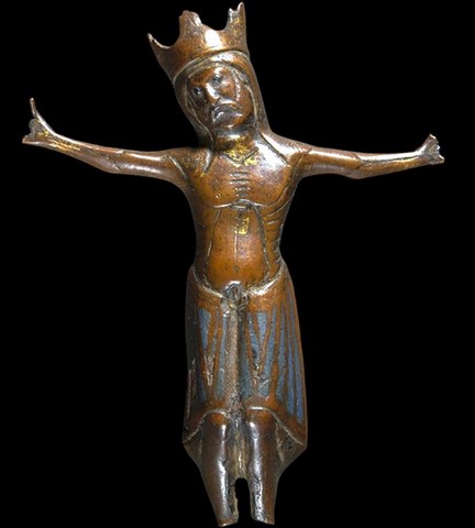 Christ d’applique en cuivre champlevé, gravé, émaillé avec restes de dorure. Tête ceinte d’une couronne légèrement inclinée sur l’épaule droite, long périzonium.
