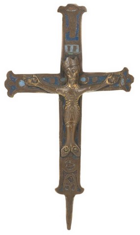 Cristo en cobre con restos de dorado, sobre cruz en cobre dorado con esmaltes champlevé. Limoges. Francia. Hacia 1300