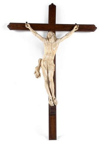 Important crucifix avec Christ vivant en ivoire sculpté et croix en palissandre