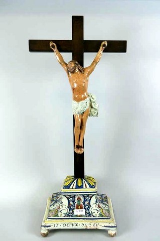 ROUEN, XVIIIème. Grand crucifix composé d'un Christ en faïence posé sur une croix en bois
